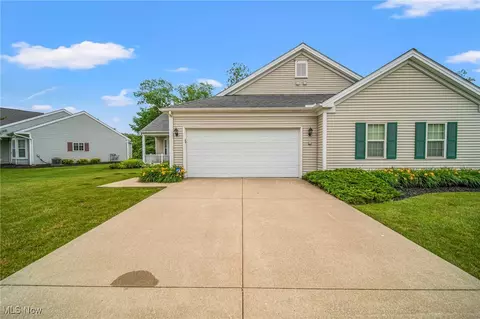 10707 Crossings Dr, Aurora, OH 44202