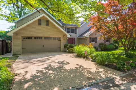 833 Aurora Dr, Vermilion, OH 44089