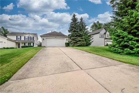 104 Cedar Gln, Chardon, OH 44024