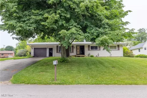 733 Lake Erie St, Conneaut, OH 44030