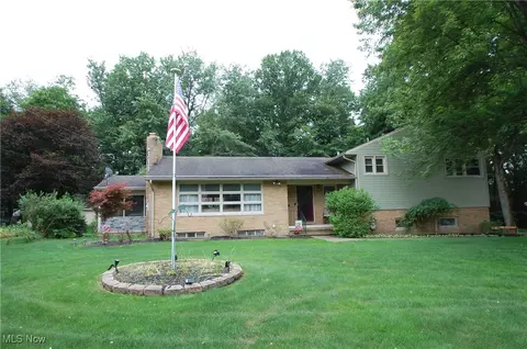 1135 Cherokee Dr, Youngstown, OH 44511