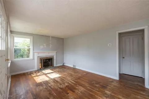 Living - 172 Fair St, Berea, OH 44017 photo 2 of 4