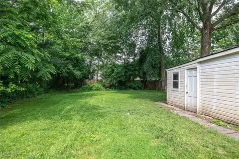 Exterior - 172 Fair St, Berea, OH 44017 photo 5 of 7
