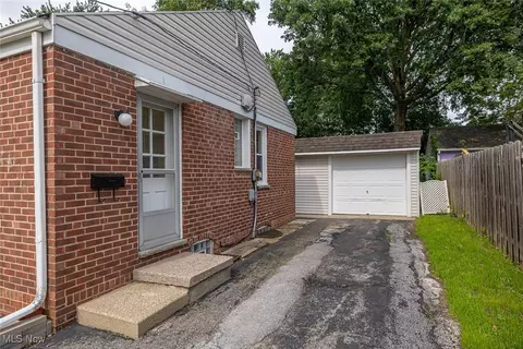 Exterior - 172 Fair St, Berea, OH 44017 photo 3 of 7