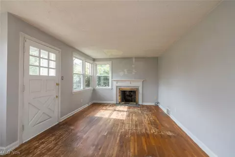 Living - 172 Fair St, Berea, OH 44017 photo 3 of 4