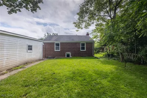 Exterior - 172 Fair St, Berea, OH 44017 photo 4 of 7