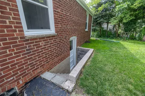 Exterior - 172 Fair St, Berea, OH 44017 photo 2 of 7