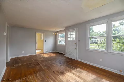 Living - 172 Fair St, Berea, OH 44017 photo 1 of 4