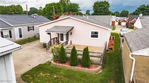 114 E 6th St, Williamstown, WV 26187 photo 3