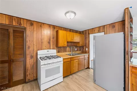 822 Howard St, Elyria, OH 44035 photo 9