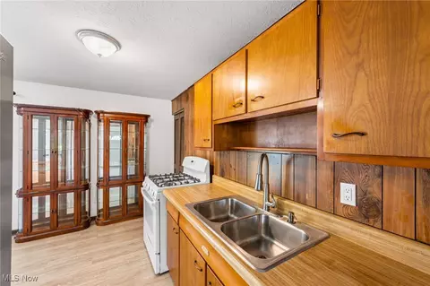 822 Howard St, Elyria, OH 44035 photo 8