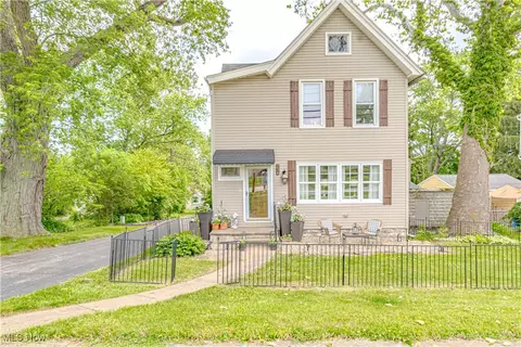 238 E Schaaf Rd, Brooklyn Heights, OH 44131