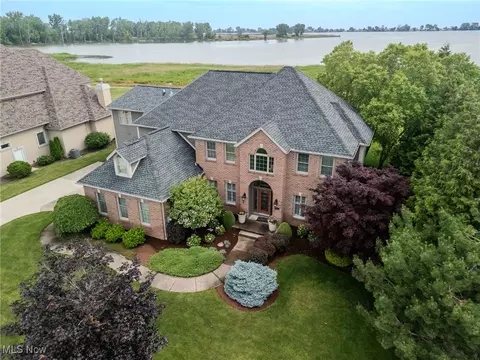 854 Crosstree Ln, Sandusky, OH 44870