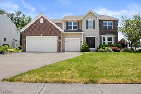 38011 Woodsledge Dr, North Ridgeville, OH 44039