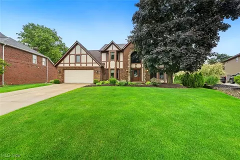 7700 Sparrow Flight Dr, Seven Hills, OH 44131