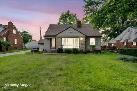 6548 Ridgewood Lakes Dr, Parma, OH 44129