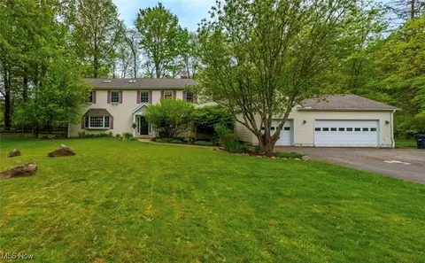 29750 N Hilltop Rd, Chagrin Falls, OH 44022