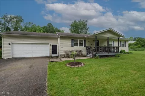 323 Mccook Ave, Dennison, OH 44621