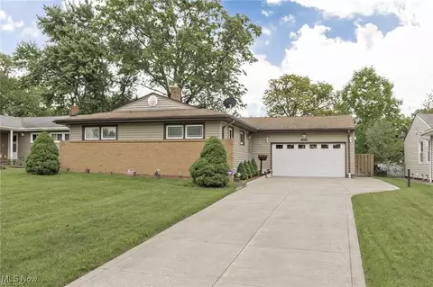 4938 N Sedgewick Rd, Lyndhurst, OH 44124