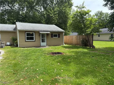 1267 Oxford Dr, Madison, OH 44057