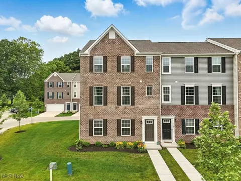 1184 Bean Ln, Akron, OH 44313