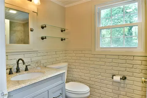 Bath - 400 Spring St, Struthers, OH 44471 photo 2 of 6
