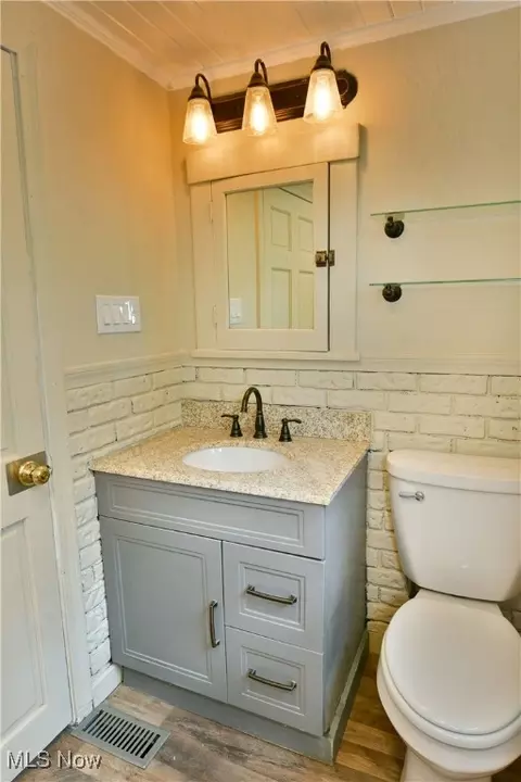 Bath - 400 Spring St, Struthers, OH 44471 photo 4 of 6