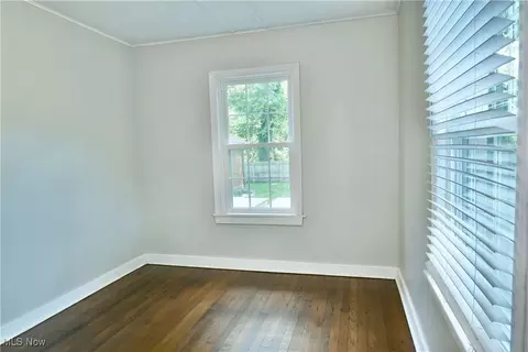 Bedroom - 400 Spring St, Struthers, OH 44471 photo 2 of 11