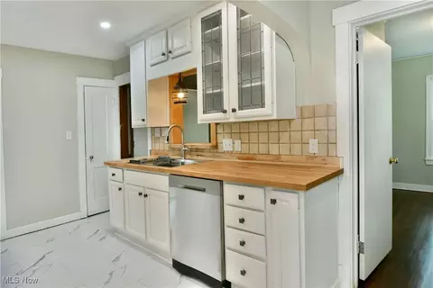 Kitchen - 400 Spring St, Struthers, OH 44471 photo 2 of 5