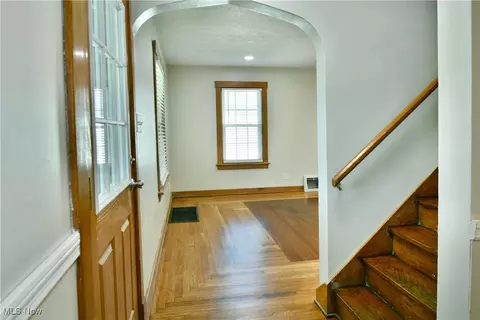 Entry Way - 400 Spring St, Struthers, OH 44471 photo 1 of 5