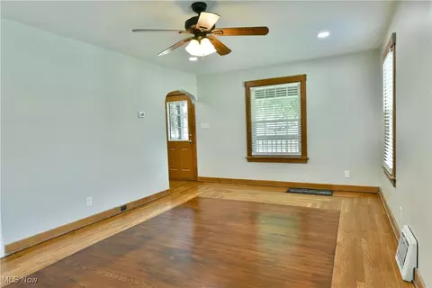 Living - 400 Spring St, Struthers, OH 44471 photo 4 of 4