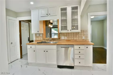 Kitchen - 400 Spring St, Struthers, OH 44471 photo 1 of 5