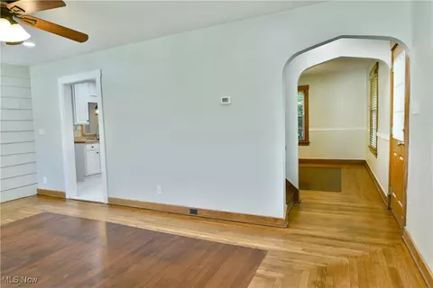 Entry Way - 400 Spring St, Struthers, OH 44471 photo 3 of 5