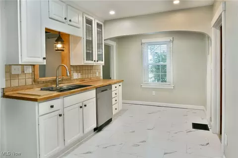 Kitchen - 400 Spring St, Struthers, OH 44471 photo 4 of 5