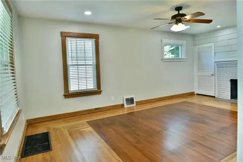 Living - 400 Spring St, Struthers, OH 44471 photo 1 of 4