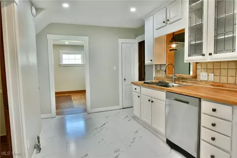 Kitchen - 400 Spring St, Struthers, OH 44471 photo 3 of 5