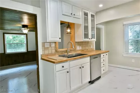 Kitchen - 400 Spring St, Struthers, OH 44471 photo 5 of 5