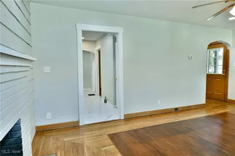 Entry Way - 400 Spring St, Struthers, OH 44471 photo 4 of 5
