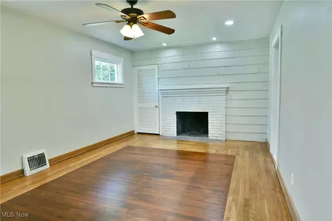 Living - 400 Spring St, Struthers, OH 44471 photo 2 of 4