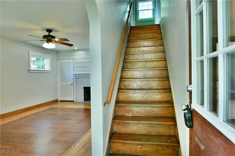 Entry Way - 400 Spring St, Struthers, OH 44471 photo 2 of 5