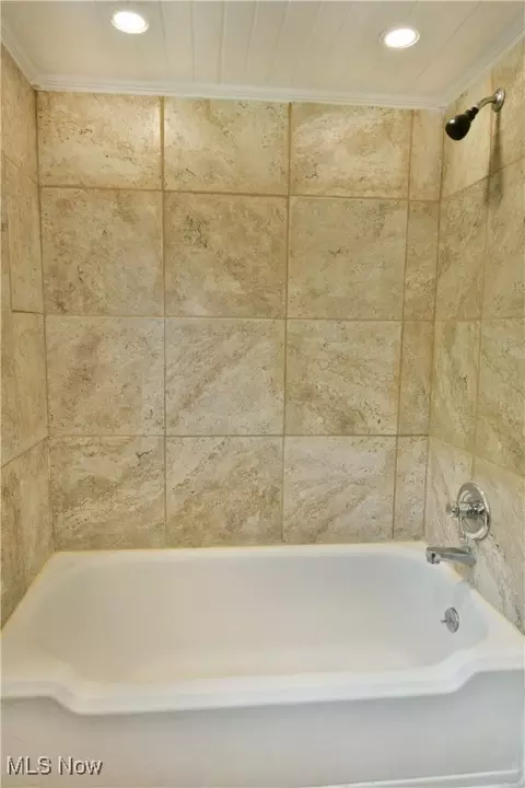 Bath - 400 Spring St, Struthers, OH 44471 photo 5 of 6