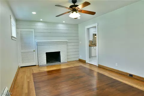 Living - 400 Spring St, Struthers, OH 44471 photo 3 of 4