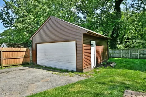 Exterior - 400 Spring St, Struthers, OH 44471 photo 5 of 6