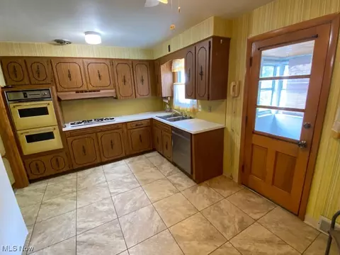 Kitchen - 287 E 257th St, Euclid, OH 44132 photo 2 of 2