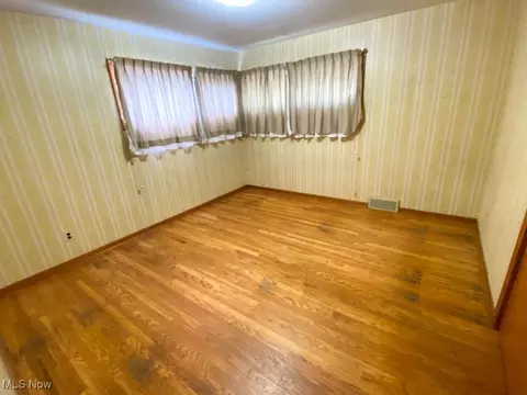 Bedroom - 287 E 257th St, Euclid, OH 44132 photo 2 of 4