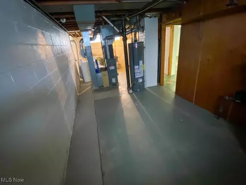 Entry Way - 287 E 257th St, Euclid, OH 44132 photo 1 of 1