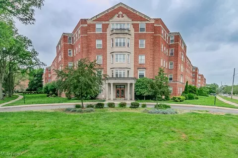 13800 Fairhill Rd #206, Shaker Heights, OH 44120