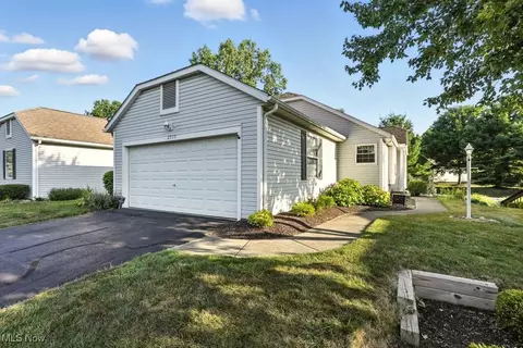 2713 York Dr, Stow, OH 44224