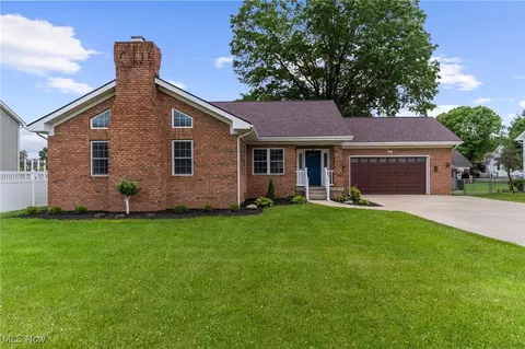 381 Lauretta Ln, Hubbard, OH 44425