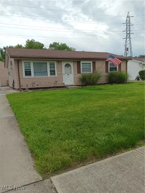 521 Holly Dr, Berea, OH 44017